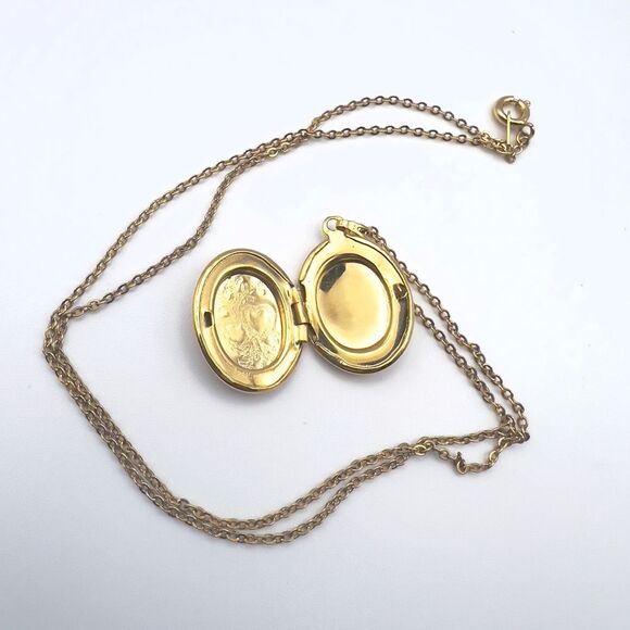 Elegant Gold Locket Necklace - Picture 4 of 6
